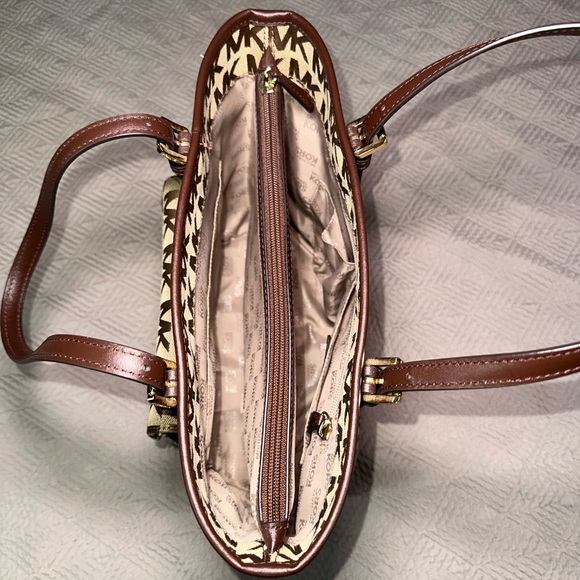 MICHAEL KORS JET SET ITEM SIGNATURE JACQUARD MED SNAP POCKET TOTE BAG✨ - Picture 9 of 10